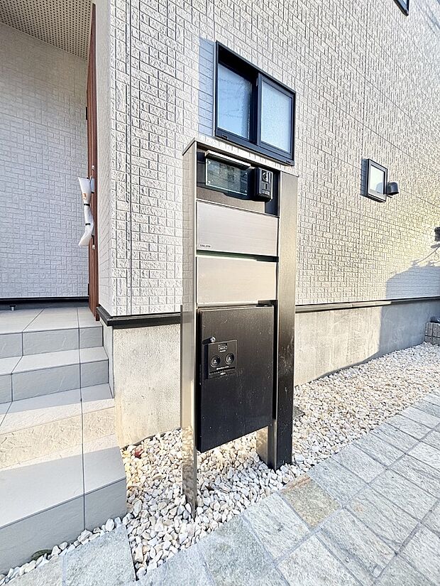 表札・インターホン・ポスト・宅配ＢＯＸをひとつに集約。エントランスになじむシンプルデザイン。