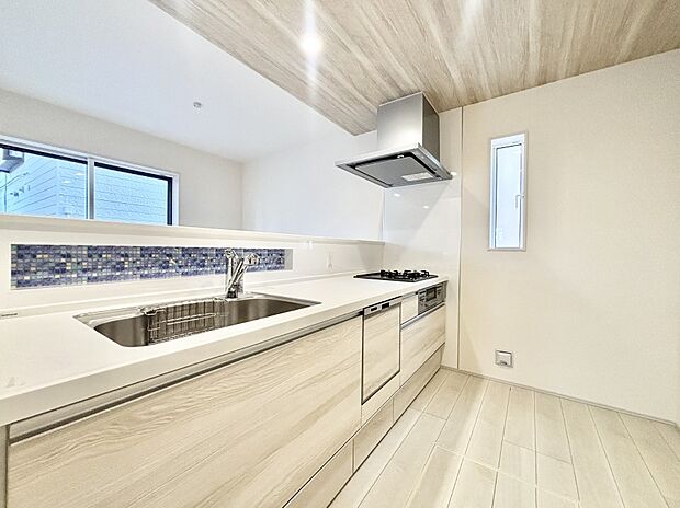 ポップアップ天井が素敵なキッチン!窓があるので採光もとれ換気にも役立ちます。