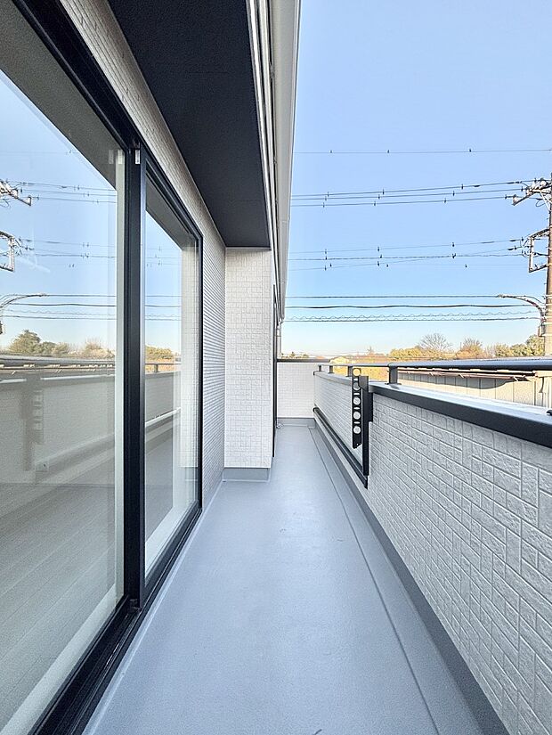 暖かな陽光が降り注ぐバルコニー。爽やかな風も心地よいです。 