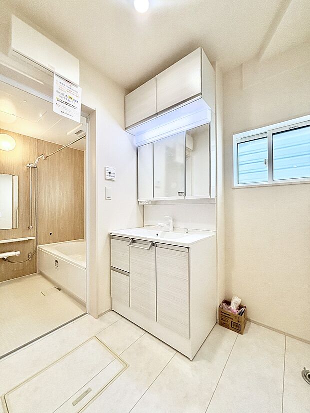 小窓がついているので湿気の多い場所でも換気が十分行えます。毎日の身支度を気持ち良く！