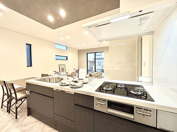 料理をしながらでもご家族との会話を楽しめる対面キッチン