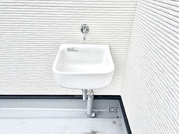 バルコニー水栓があればお掃除も楽々です。