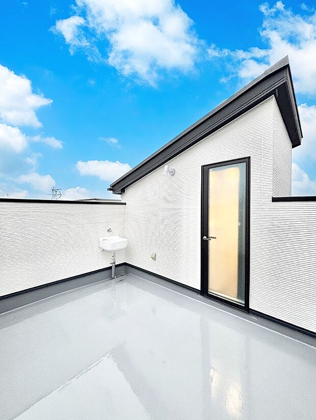 スカイバルコニー。眺めも良く、大きな洗濯物も広げて干せます。