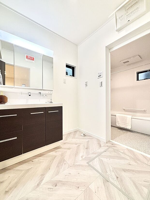 清潔感のある快適空間です。毎日の身支度も気持ち良くお使い頂けます。