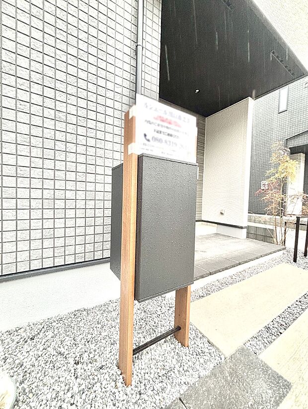 シンプルデザインのポスト。