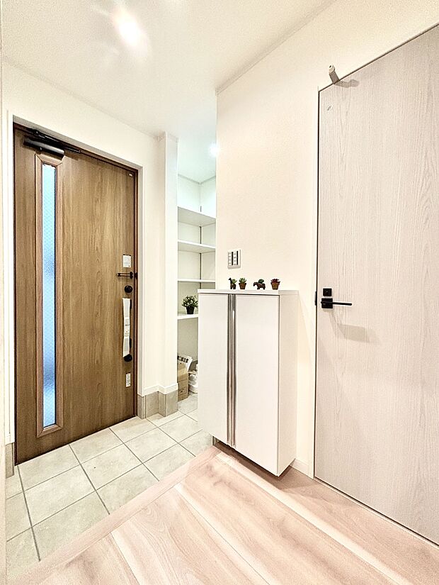 明るい玄関はお客様をお出迎えするのにぴったりです!