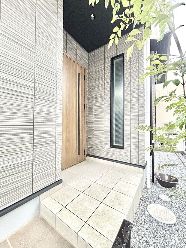 大切な家族、来客を出迎える玄関。