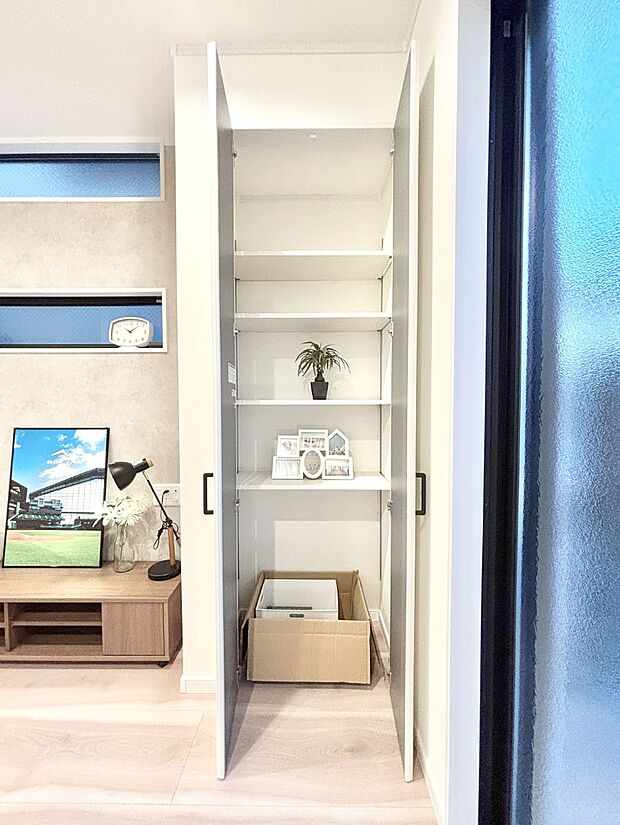 リビング収納。ここに収納があると物が集まるLDKがスッキリ片付きそうですね。