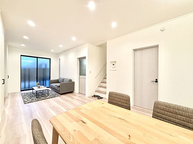 家族の笑顔が自然と生まれてくる、そんな雰囲気のダイニングに仕上がっています。