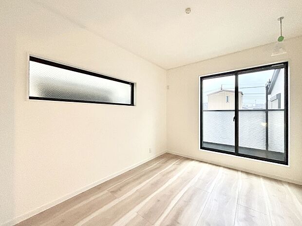 バルコニーが開放感をプラスしてくれる洋室