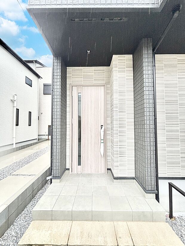 大切な家族、来客を出迎える玄関。