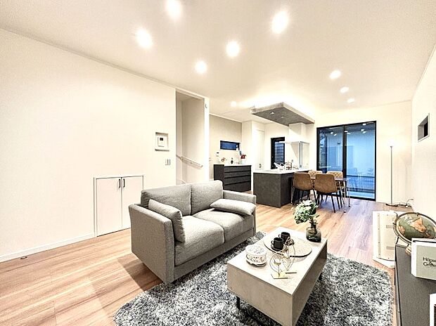 大きな窓からたっぷりの陽光と風を感じられるリビング