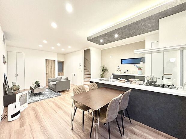 ご家族の賑やかな話し声で包まれる明るいリビング