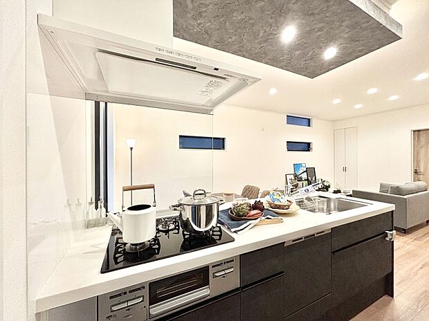 料理をしながらでもご家族との会話を楽しめる対面キッチン