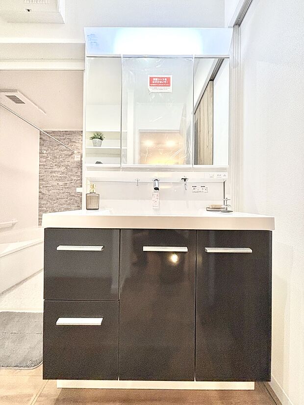 大きく見やすい三面鏡で清潔感ある洗面台は、身だしなみチェックや肌のお手入れにおすすめです。