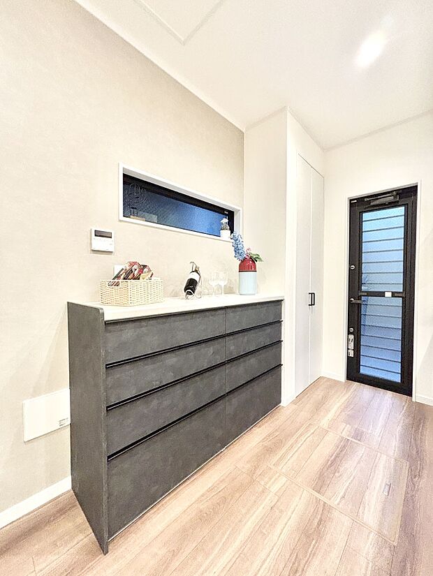 カップボードも標準装備 広々スペースでお料理しやすいキッチンです