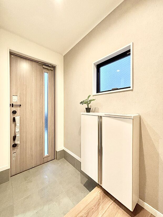 たっぷり収納できるシューズボックスで家族全員の靴も、玄関すっきり。