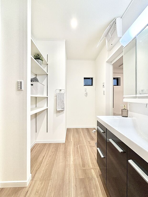 清潔感のある快適空間です。毎日の身支度も気持ち良くお使い頂けます。