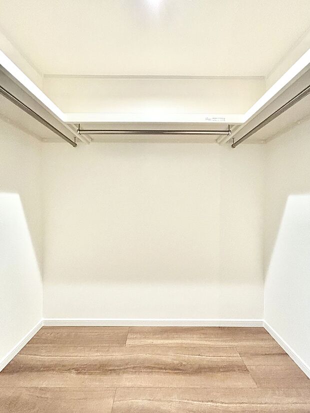 ウォークインクローゼット付きで生活空間を広く利用できます。