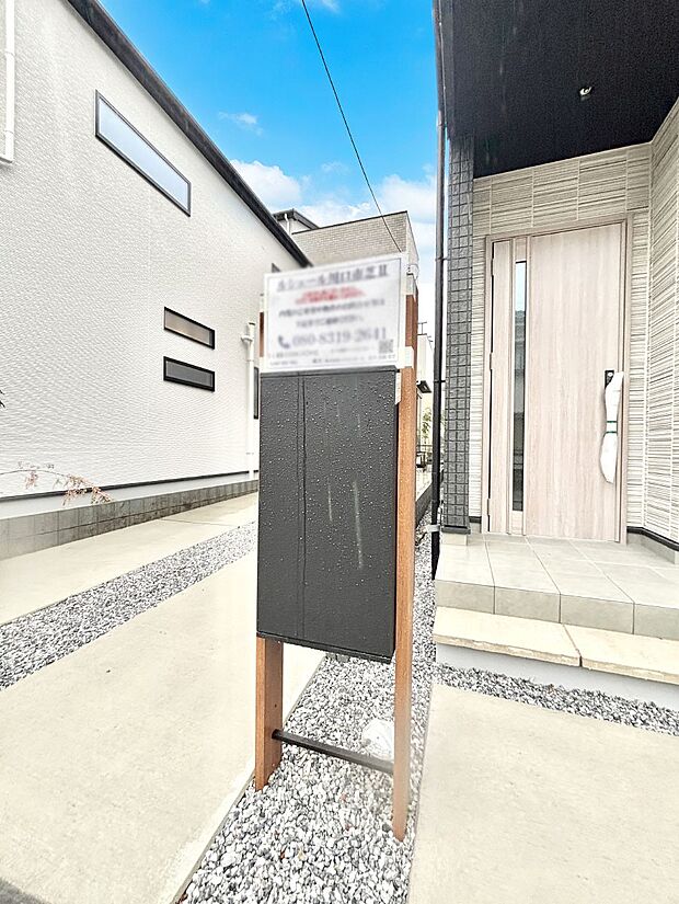 シンプルデザインのポスト。