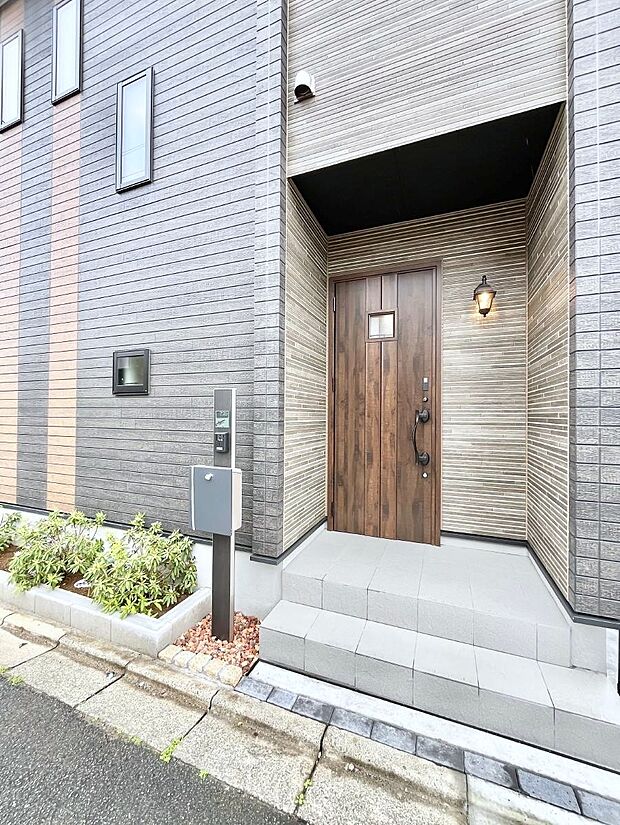 大切な家族、来客を出迎える玄関。