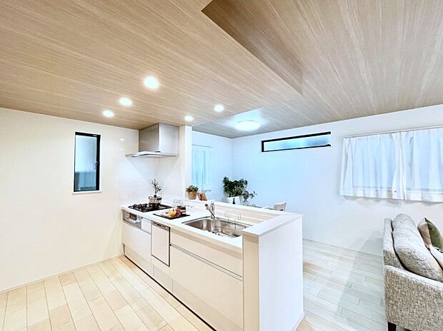 カウンター越しに楽しいおしゃべり。いつものお料理がもっと美味しくなりそうですね。