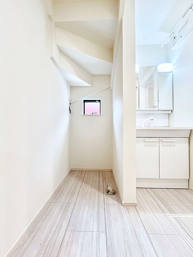 リネンスペースがありタオル類や洗剤などストックを収納するのに便利です。