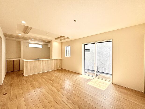 明るい陽光が注ぎ、寛ぎの雰囲気に満たされるリビング・ダイニング。 