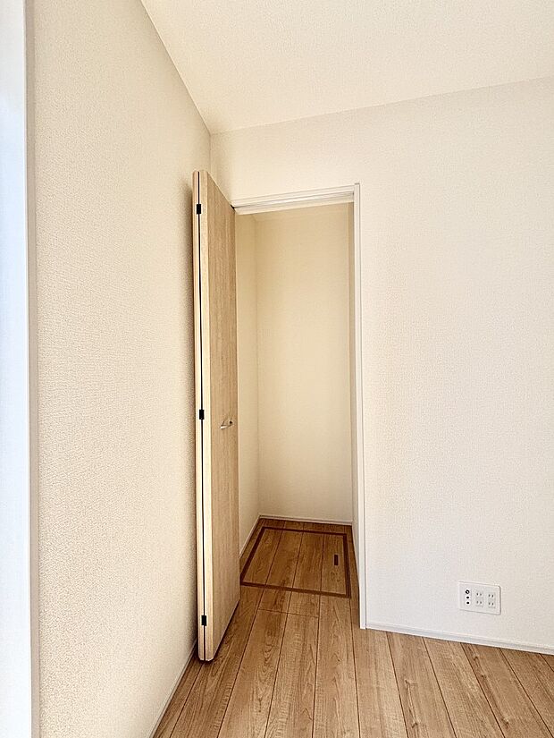 リビング収納。ここに収納があると物が集まるLDKがスッキリ片付きそうですね。  