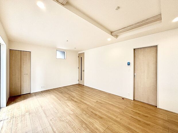 家族の笑顔が自然と生まれてくる、そんな雰囲気のダイニングに仕上がっています。