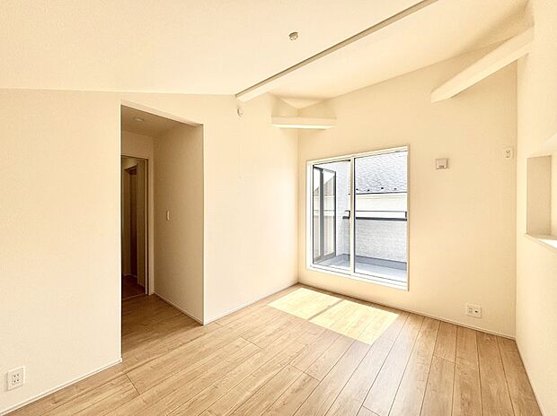 バルコニーが開放感をプラスしてくれる洋室