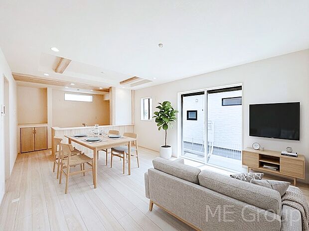 ご家族の賑やかな話し声で包まれる明るいリビング ※家具はCGです