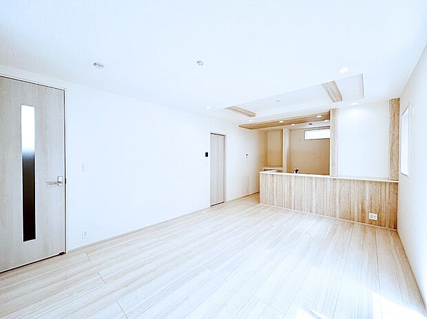 明るい陽光が注ぎ、寛ぎの雰囲気に満たされるリビングダイニング