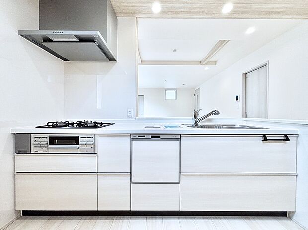 リビングを見渡せる人気のカウンターキッチン。 家族を見守りながら家事をすることができます。