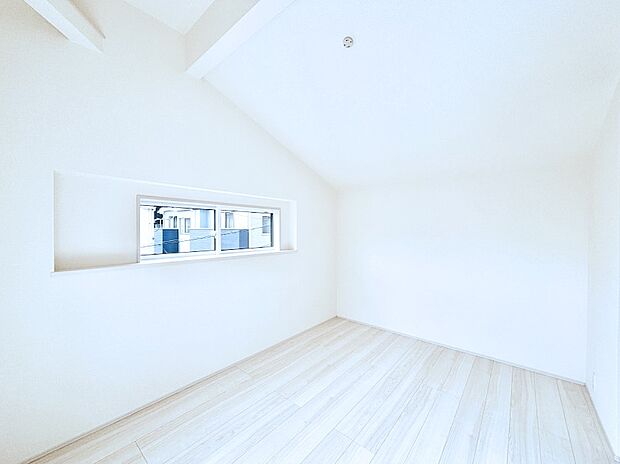 開放感のある勾配天井が素敵な洋室。