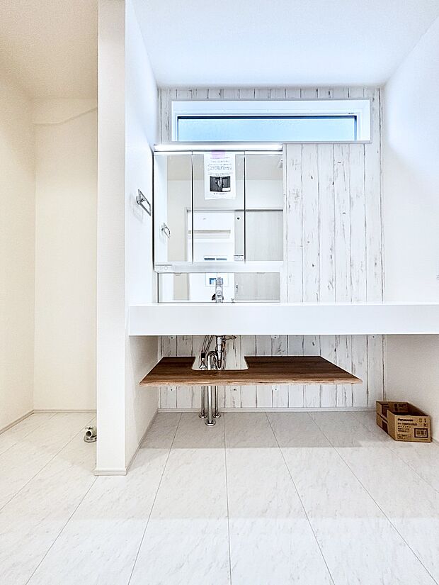 大きく見やすい三面鏡で清潔感ある洗面台は、身だしなみチェックや肌のお手入れにおすすめです。