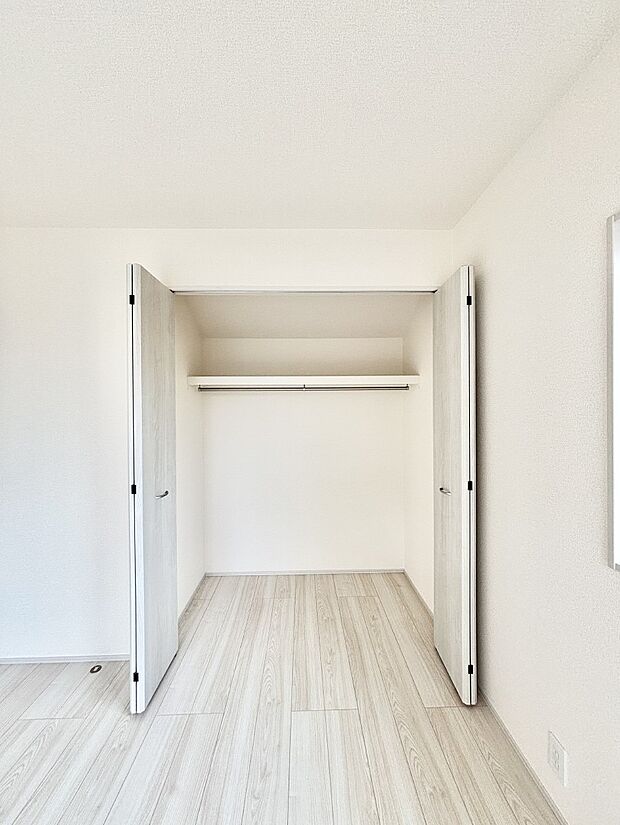 洋室のクローゼット。奥行きがあるので厚手の衣類もすっきり収まります。