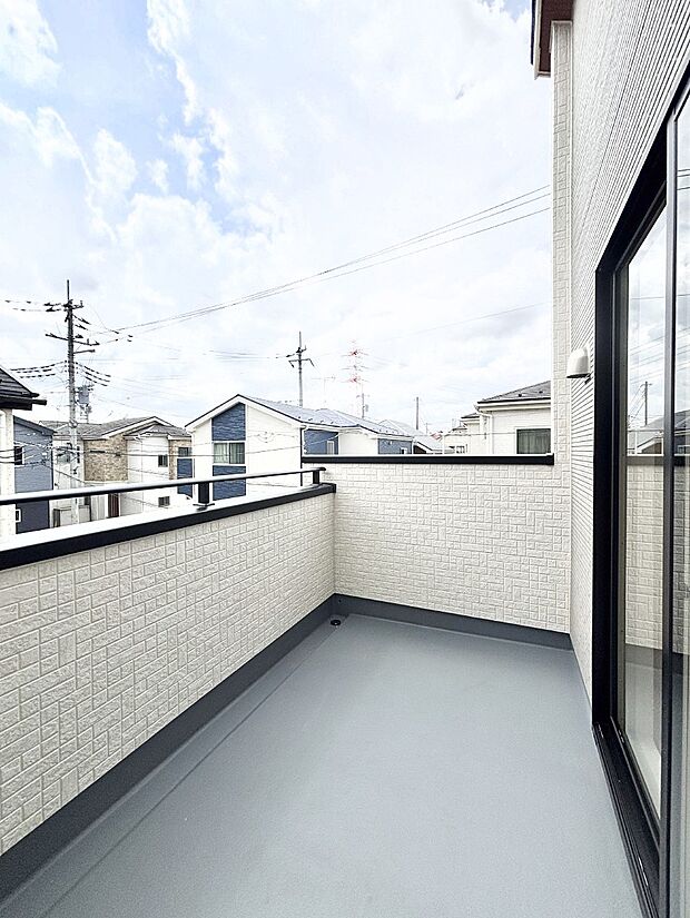 南向きのゆったりバルコニー!ご家族の洗濯物はもちろん、お布団もたっぷり干せます!