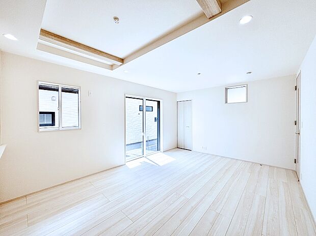 折り上げ天井は立体的な奥行きがあるので、天井が広く見えて開放的な空間を演出できます。