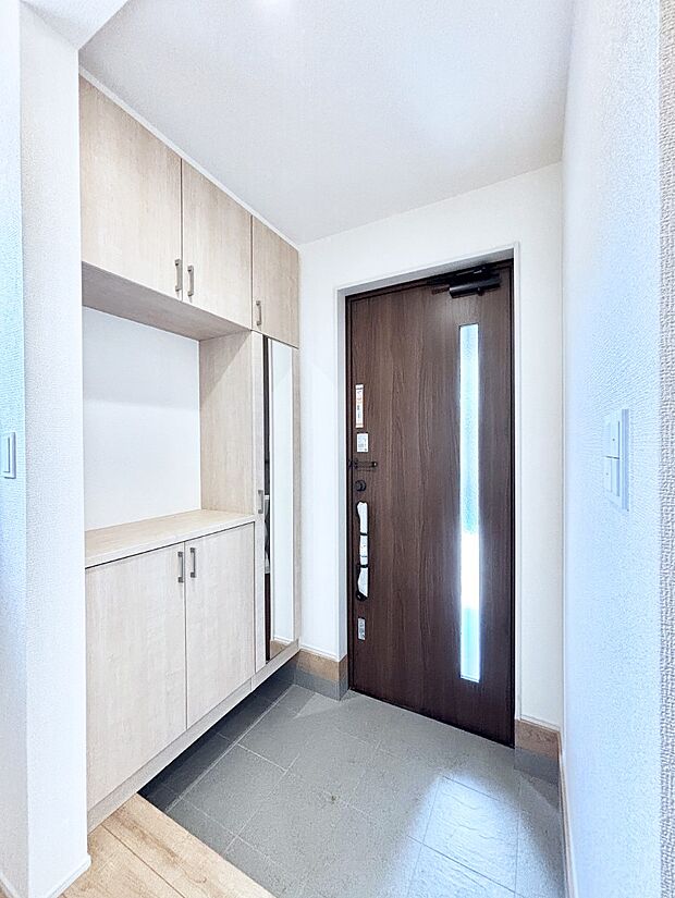 ミラー付きシューズボックスはお出かけ前の身だしなみチェックに便利