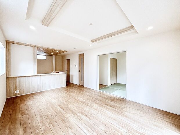 17帖リビング。隣接の和室を開放すればさらに広々空間に