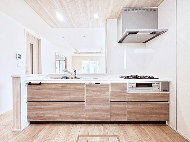 リビングを見渡せる人気のカウンターキッチン。 家族を見守りながら家事をすることができます。