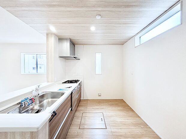 ポップアップ天井が素敵なキッチン!窓があるので採光もとれ換気にも役立ちます。