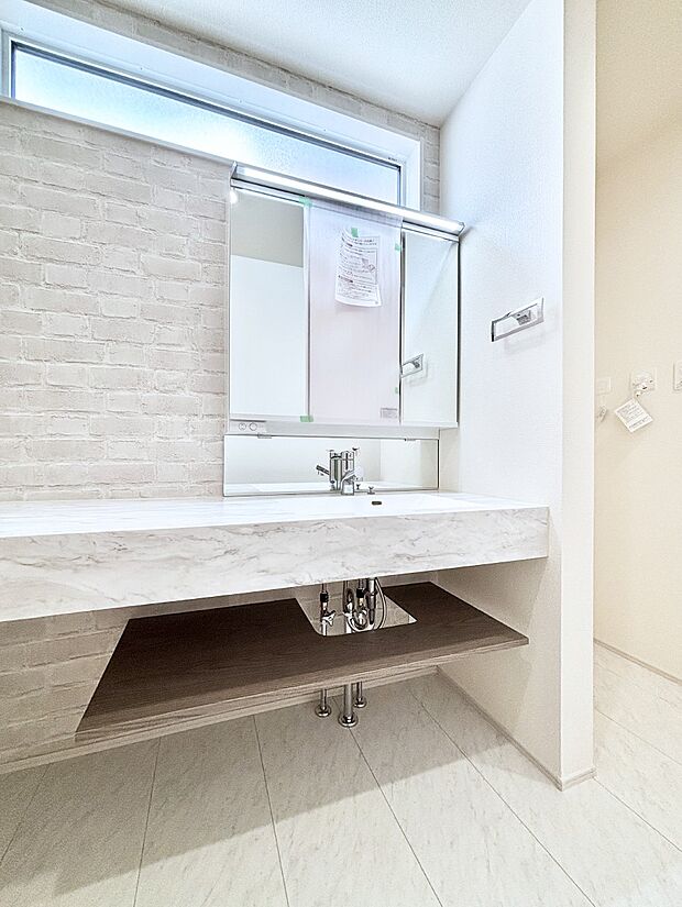 大きく見やすい三面鏡で清潔感ある洗面台は、身だしなみチェックや肌のお手入れにおすすめです。