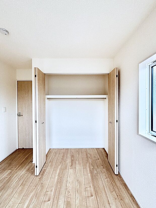 洋室のクローゼット。奥行きがあるので厚手の衣類もすっきり収まります。