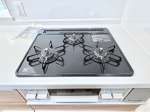 ガスコンロはSiセンサー搭載。火力調節や焦げ付き・消し忘れも防いでくれます。