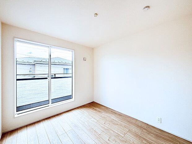 バルコニーが開放感をプラスしてくれる洋室