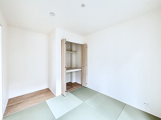 リビング隣接の和室は毎日の暮らしに癒しと安らぎをもたらしてくれます