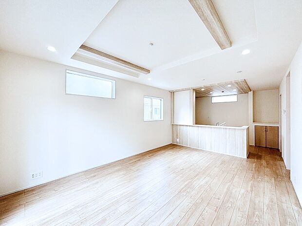 折り上げ天井は立体的な奥行きがあるので、天井が広く見え開放的な空間を演出できます