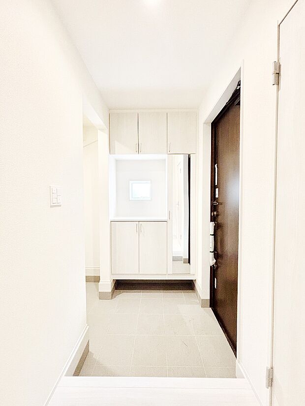 ご家族やお客様を気持ちよくお出迎え！広々空間が心地よい土間収納付き玄関。